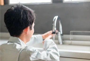 水道蛇口をチェックする作業員